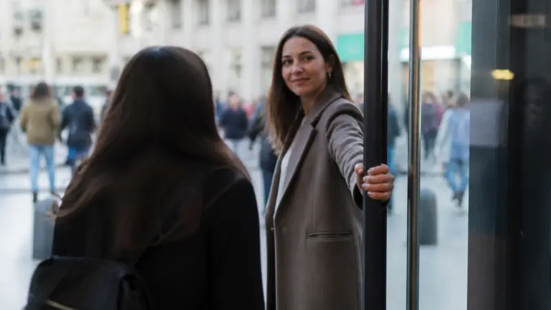 Les personnes qui tiennent la porte aux inconnus : un trait psychologique particulier révélé par des chercheurs
